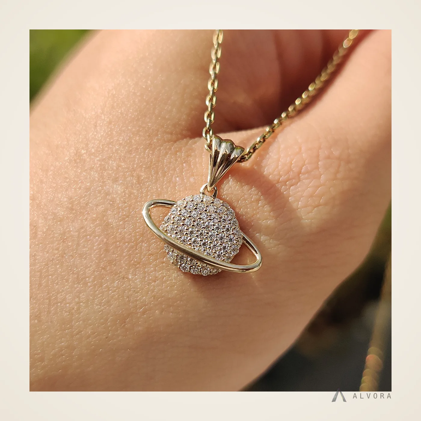 Ysolde Round Pendant, round pendant lab-grown diamond pendant
